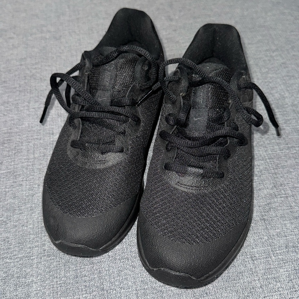 NEW YOUTH BLACK NIKE -Sz 4
